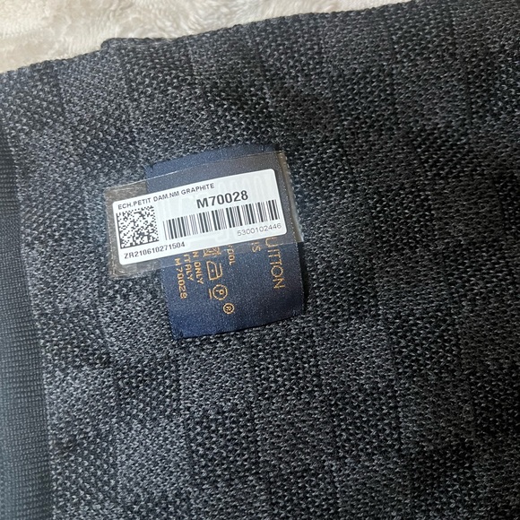 Louis Vuitton Néo Petit
Damier Scarf brand new with tags and box - Picture 2 of 5